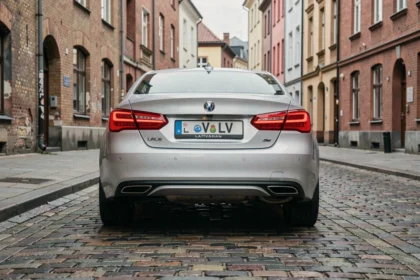 Voiture immatriculée en Lettonie avec plaque LV garée dans une rue de Riga