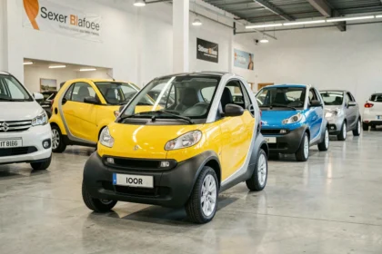 Voitures sans permis d'occasion alignées dans un garage spécialisé avec sol en béton poli