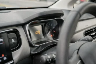 Voyant de pression des pneus allumé sur le tableau de bord d'une Citroën C3