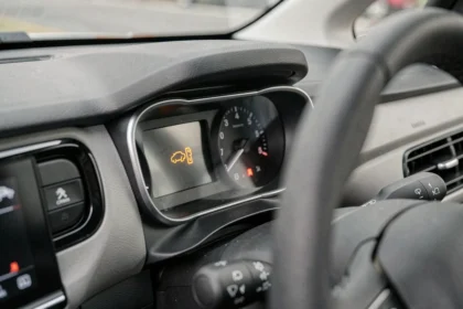 Voyant de pression des pneus allumé sur le tableau de bord d'une Citroën C3